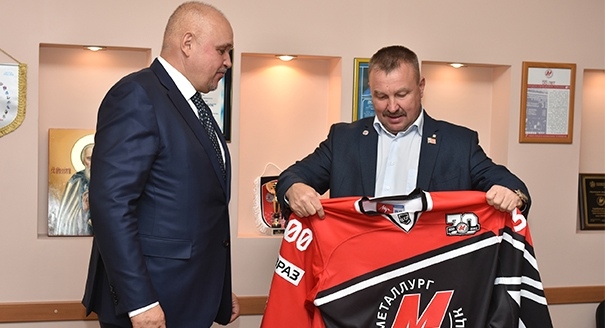 Губернатор Кузбасса посетил матч «Металлурга»