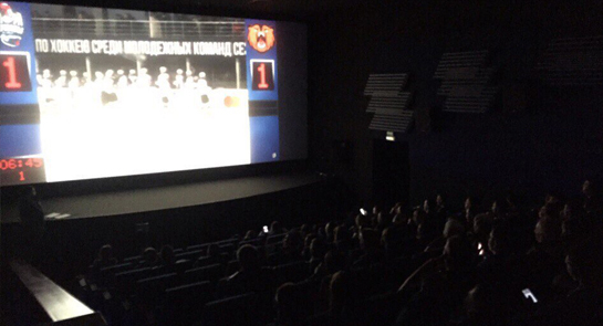 Трансляцию матча «Медведей» в «Кино Им. Кино» посетило более 100 болельщиков